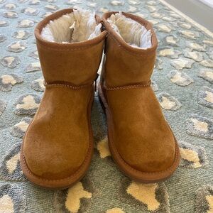 Koolaburra by Ugg boot. Size girls 12 good used condition.